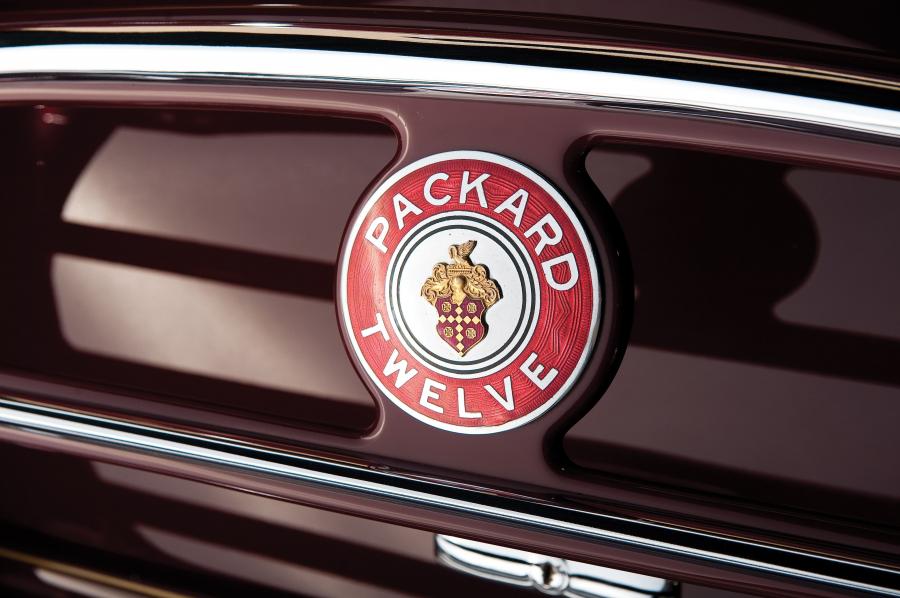 Логотип Packard Custom Twelve Sport Phaeton by Dietrich 1933 года  (фото 3 из 18)